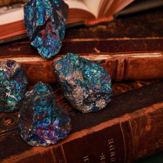 Chalkopyrit – bunt schimmernde Mineralstücke, 4–5 cm