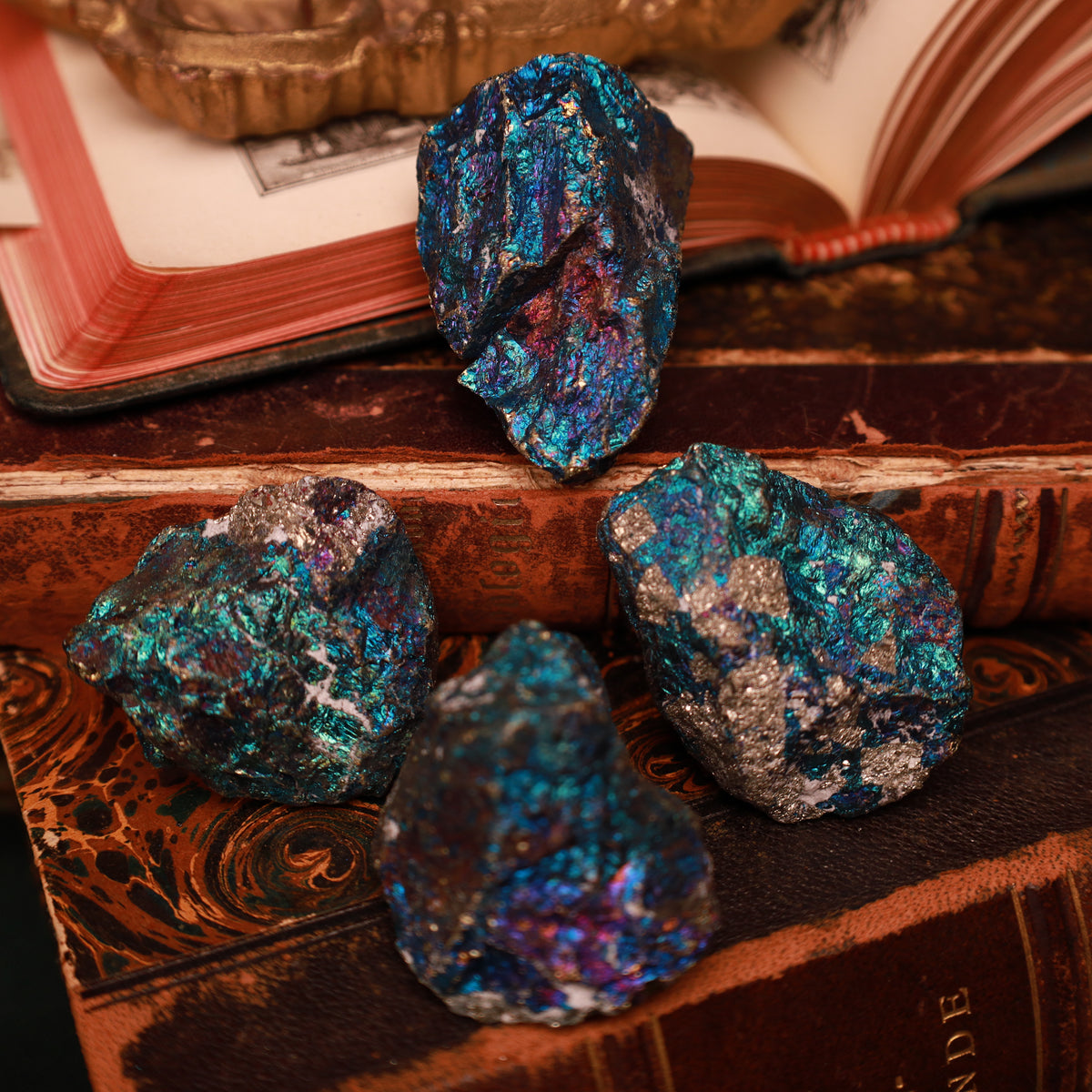 Chalkopyrit – bunt schimmernde Mineralstücke, 4–5 cm
