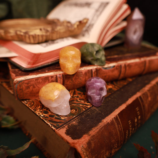 Kleine Kristallschädel – Limonitquarz, Amethyst oder grüne Jade