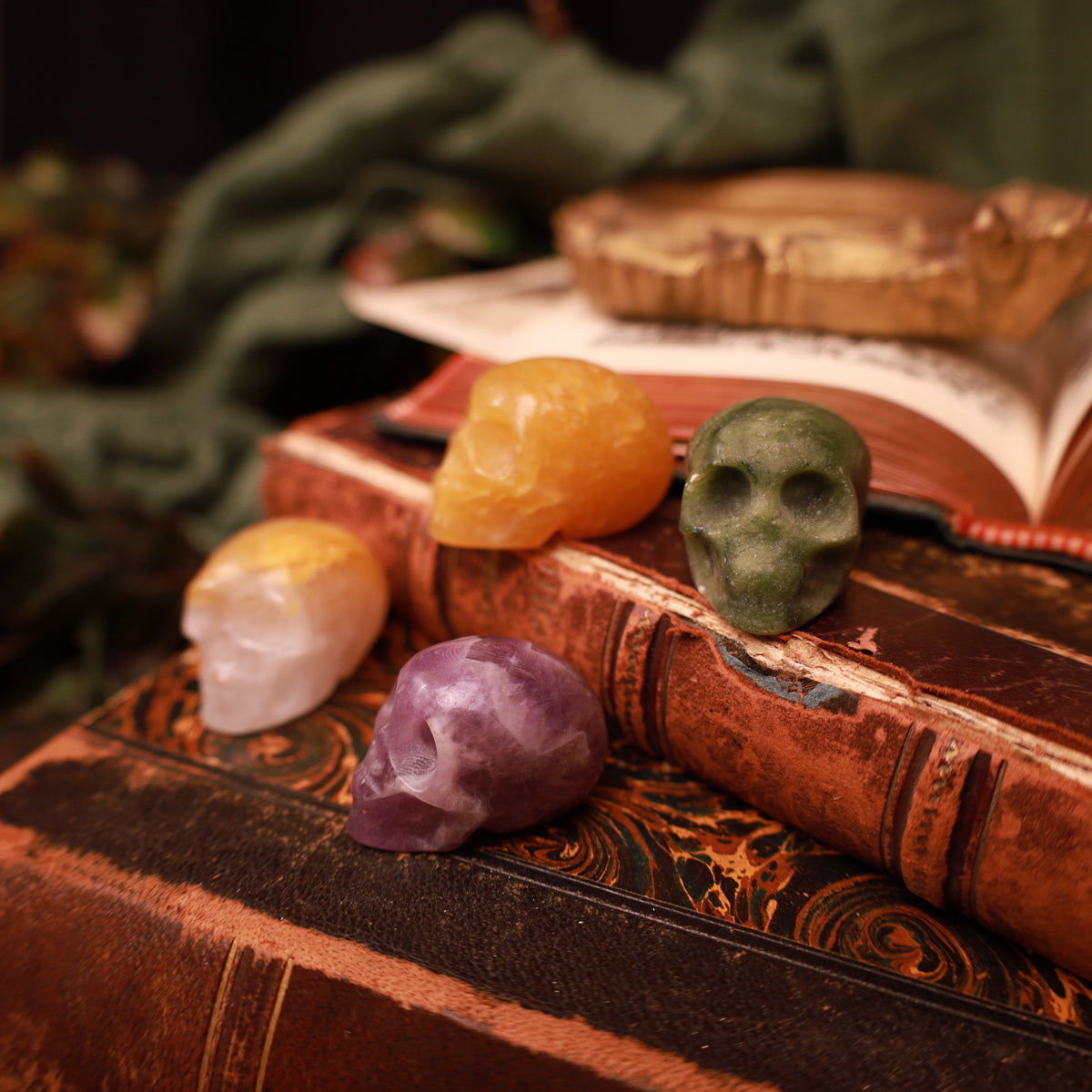 Kleine Kristallschädel – Limonitquarz, Amethyst oder grüne Jade