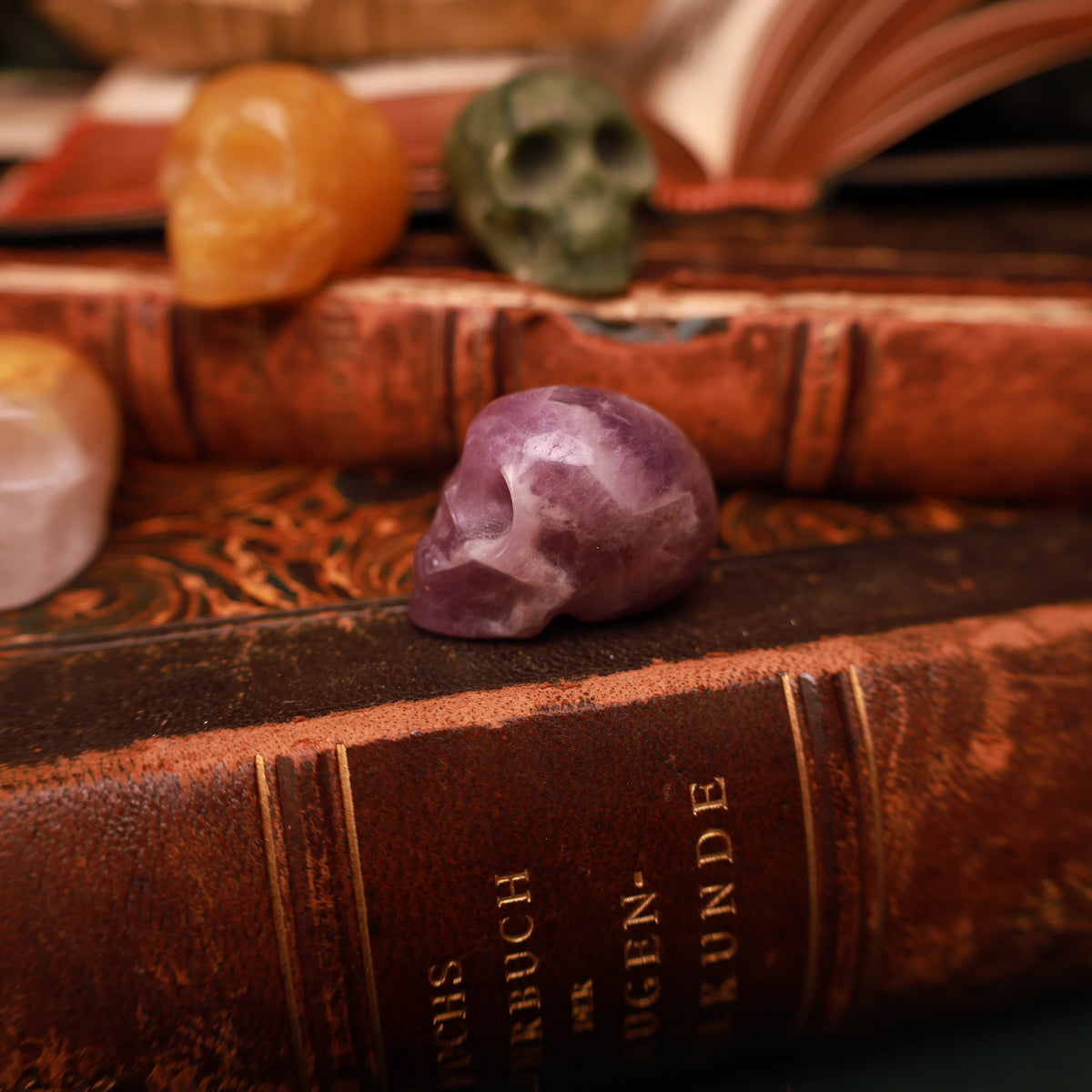 Kleine Kristallschädel – Limonitquarz, Amethyst oder grüne Jade