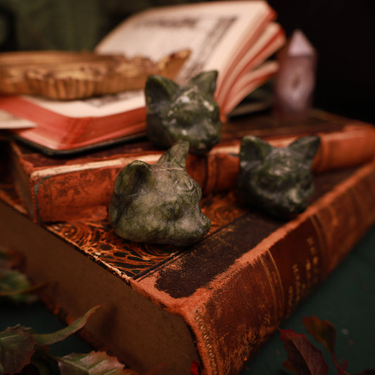 Dreiäugiger Katzenkopf aus grüner Jade – Carving, 45 mm