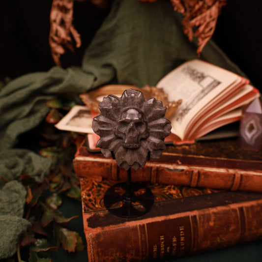 Deathflower aus Silberobsidian – Carving Ø 70 mm mit Metallständer