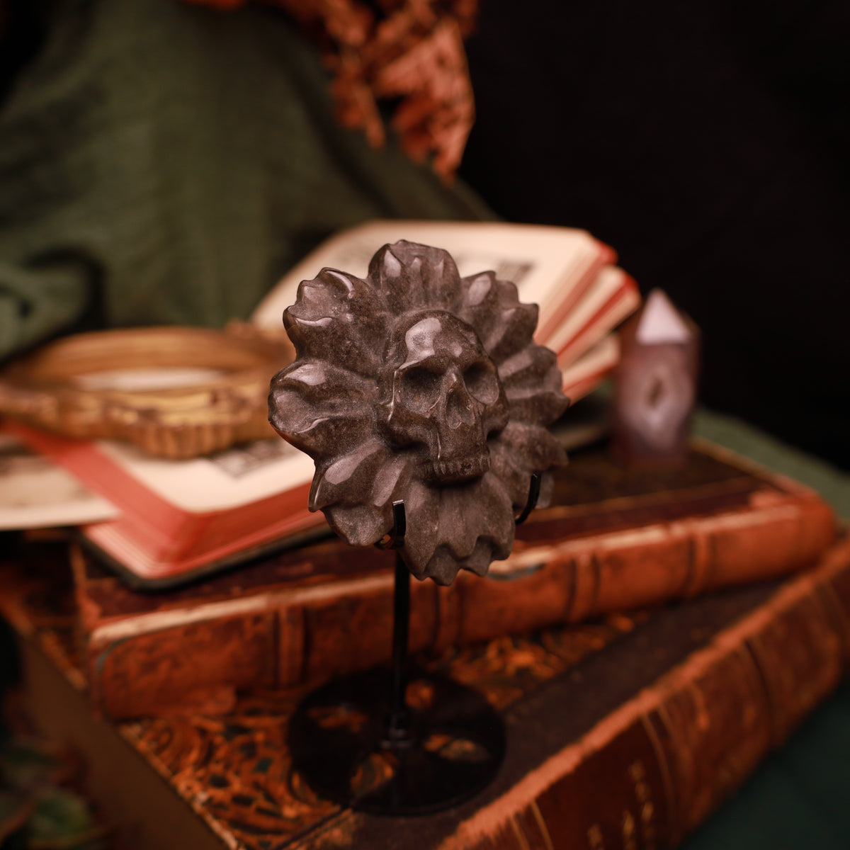 Deathflower aus Silberobsidian – Carving Ø 70 mm mit Metallständer