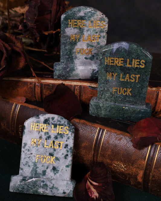 Grabstein aus Moosachat – „Here Lies My Last Fuck“ | Handgearbeitet – 7,5 × 6 cm