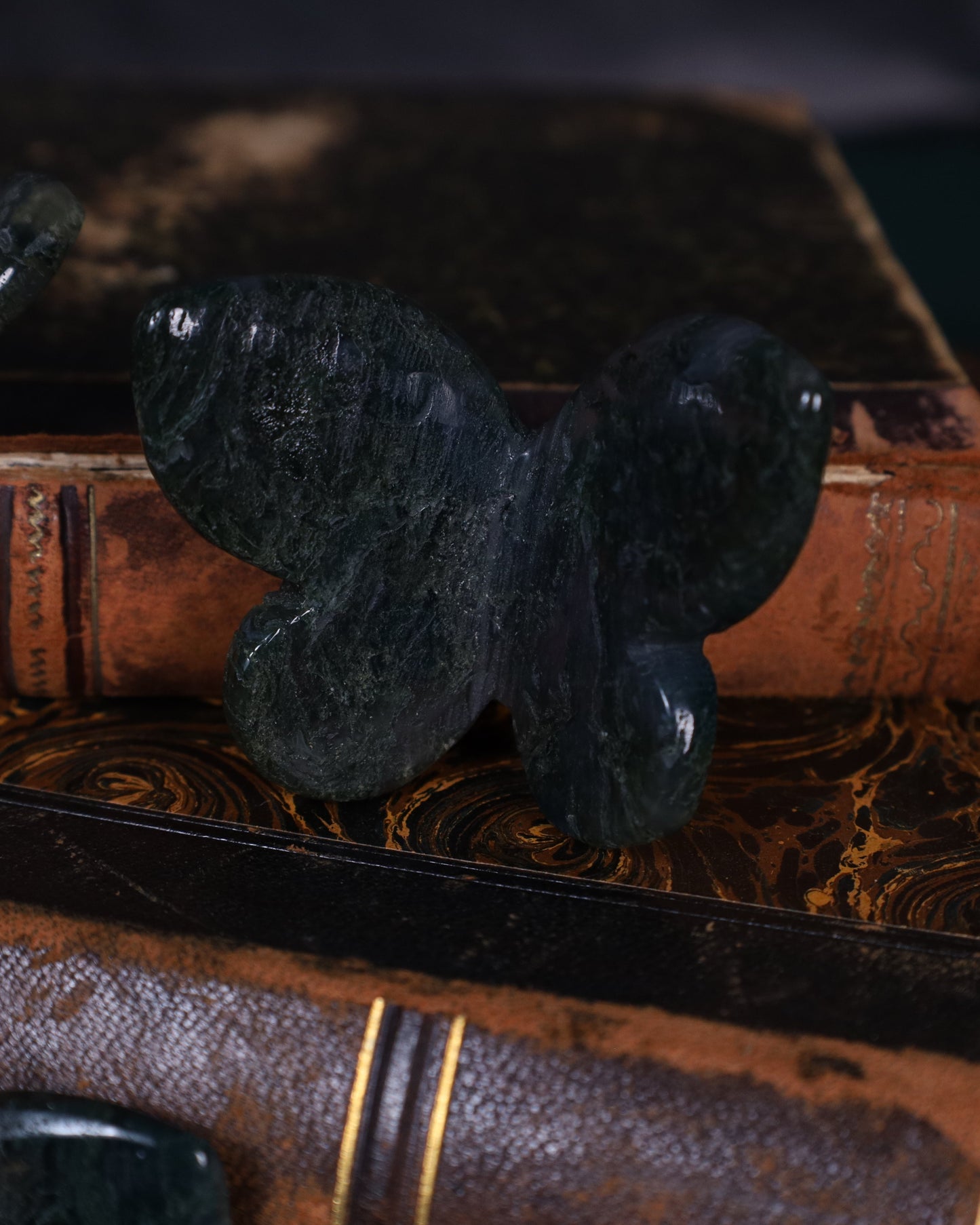 Geschliffener Schmetterling aus Moosachat | Handgearbeitet – ca. 4 cm