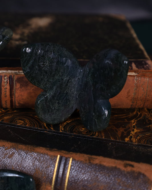 Geschliffener Schmetterling aus Moosachat | Handgearbeitet – ca. 4 cm